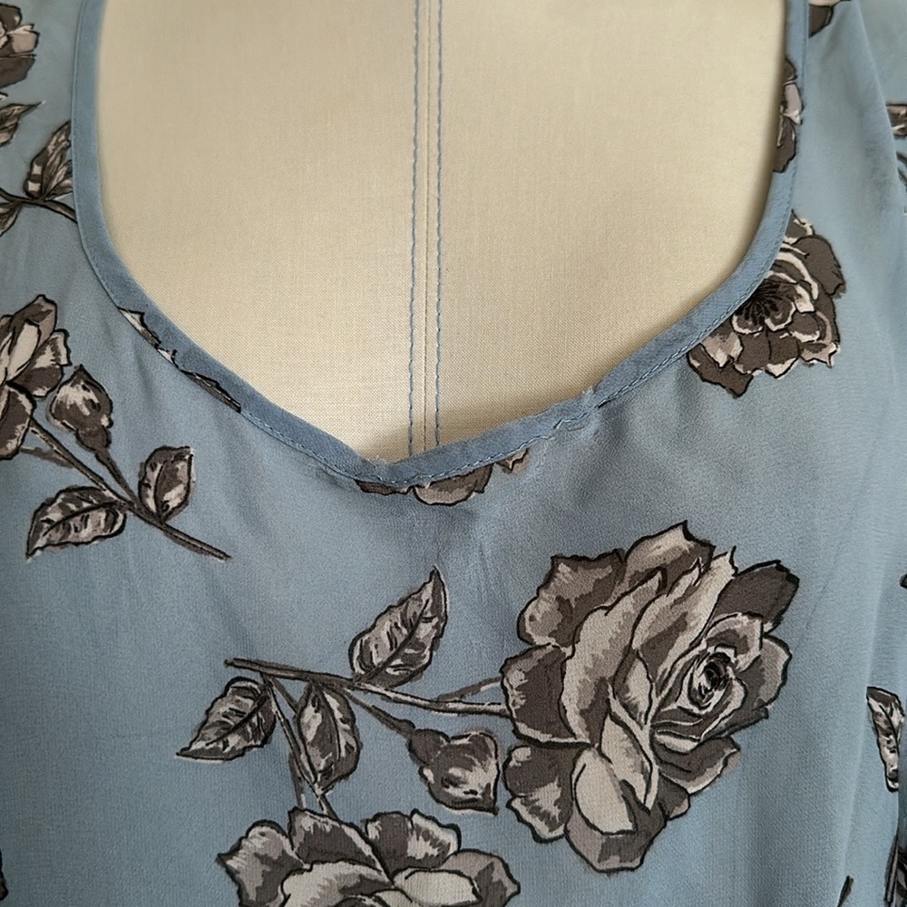 Torrid Blue Gray Roses Blouse 1X - Picture 2 of 7